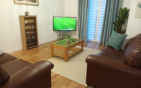 Spacious Elegant 2-Br Apartment In Aberdeen City Centre
