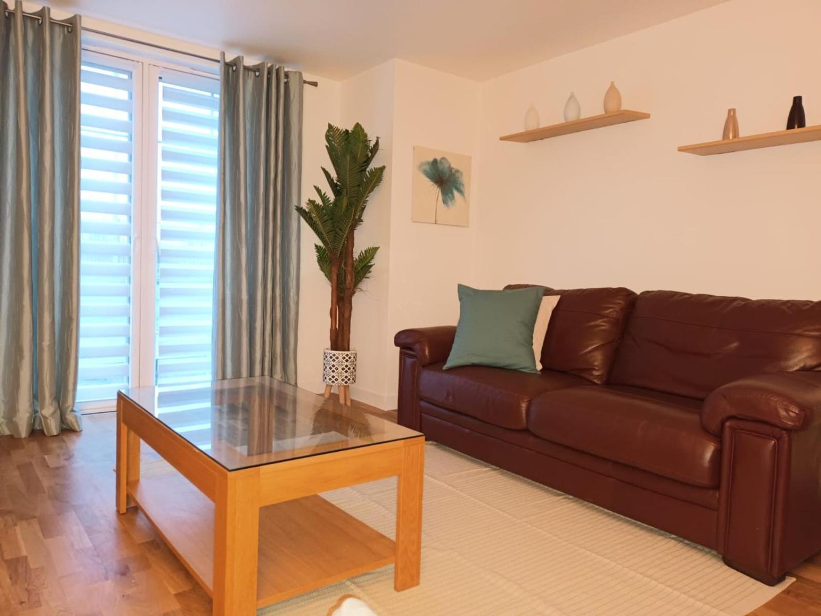 Spacious Elegant 2-Br Apartment In Aberdeen City Centre Exterior photo